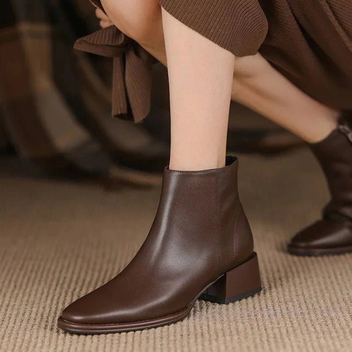 Stivali donna in pelle neri con tacco basso, eleganti e versatili per moda donna quotidiana.