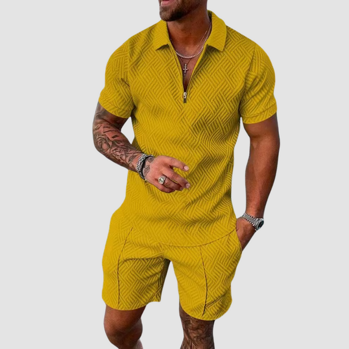 Abbigliamento estivo: Completo uomo con camicia a fantasia e shorts, stile coordinato per l'estate.