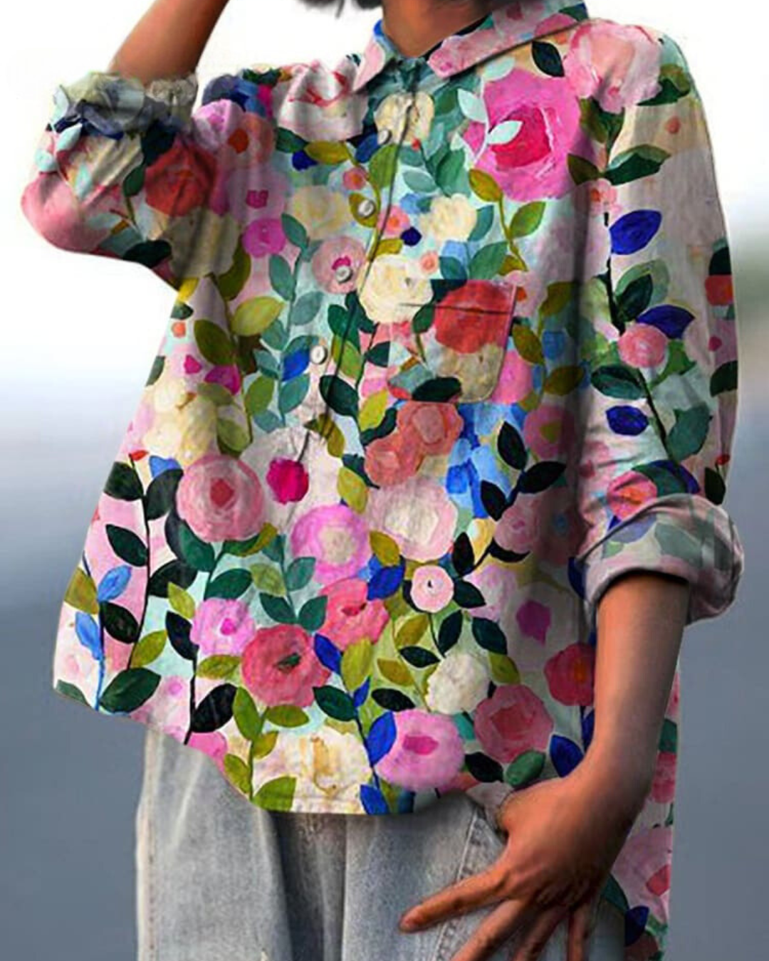 Blusa donna a fiori versatile, adatta a look eleganti o casual. Ideale per la primavera.