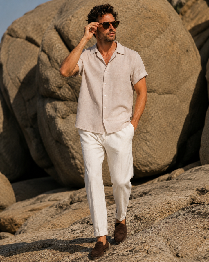 Camicia estiva da uomo beige naturale, per eleganza e freschezza, perfetta per la spiaggia.