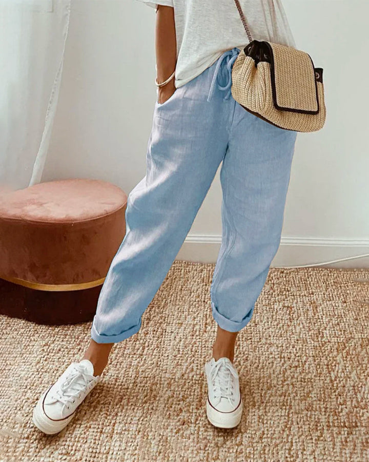 Pantaloni donna a vita media, modello casual lungo con tasche pratiche. Ideali per un look versatile quotidiano.