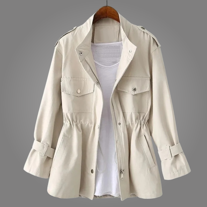 Cappotto da donna taglio classico, vista posteriore. Protezione versatile per pioggia e stile autunnale con bottoni.