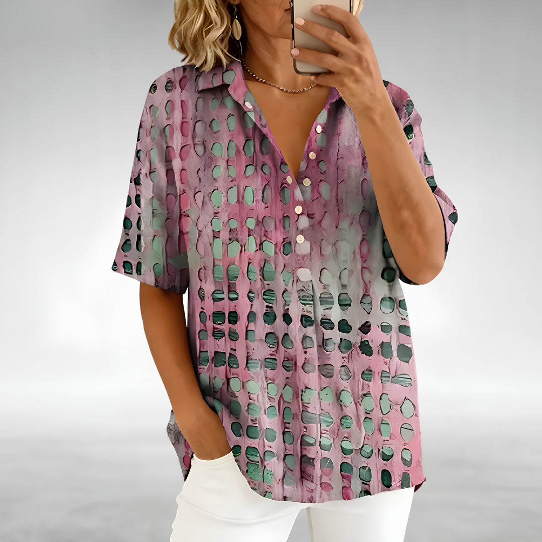 Camicetta donna traforata estiva, manica corta e vestibilità ampia. Ideale per un look casual chic.