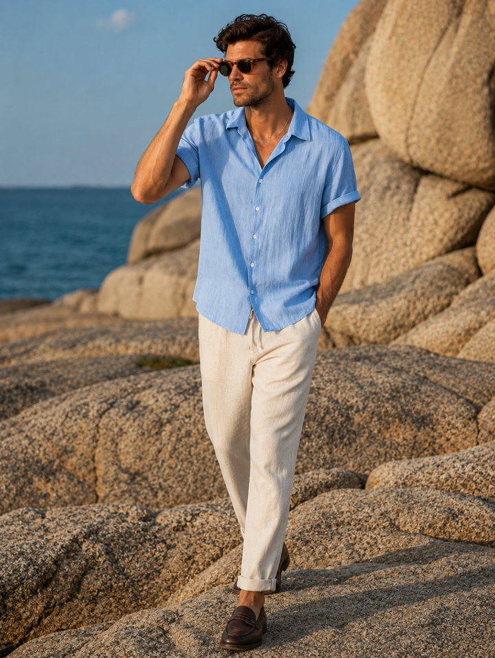 Camicia estiva uomo azzurra, fresca e leggera, per vacanze, spiaggia o outfit casual da giorno.
