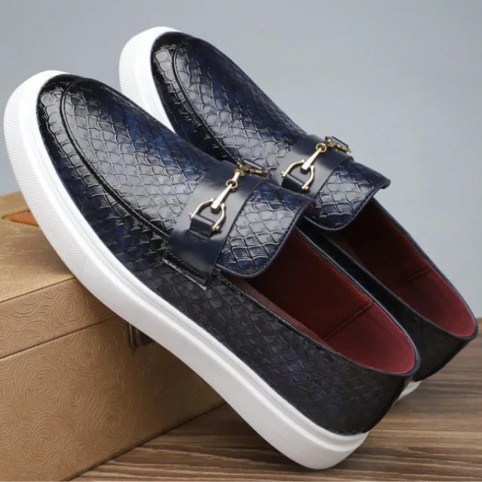 Mocassini uomo color oliva con fibbia metallica, pattern effetto serpente. Scarpe eleganti e comode.
