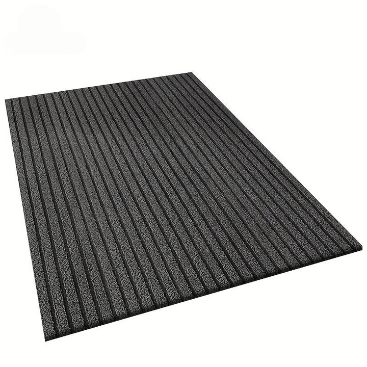 Zerbino antiscivolo in poliestere/PVC a righe, versatile per ingressi interni ed esterni.