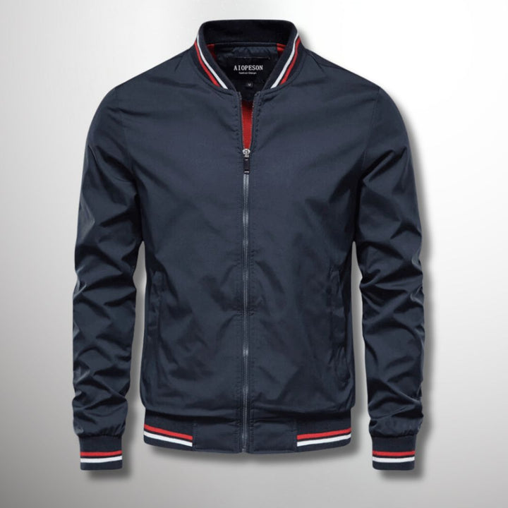 Giacca uomo impermeabile autunnale con zip, ideale per protezione da pioggia e vento. Stile versatile per l'outdoor.