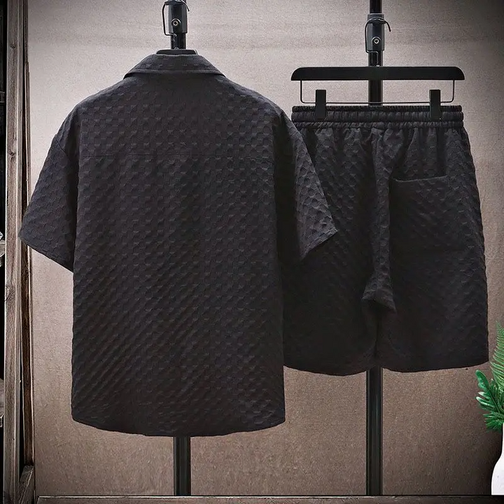 Completo uomo nido d'ape con shorts e t-shirt, ideale per un look casual estivo e confortevole.