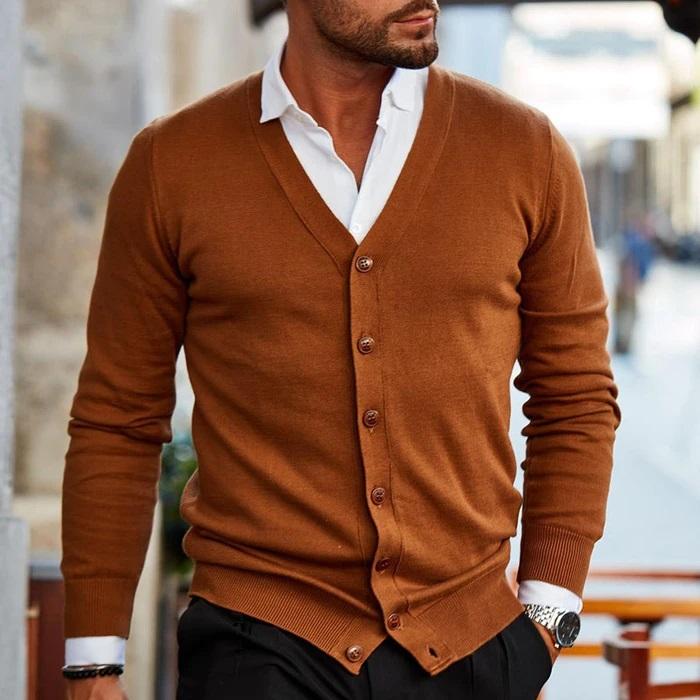 Moda uomo: cardigan versatile con scollo a V e bottoni. Un capo essenziale per l'abbigliamento maschile.