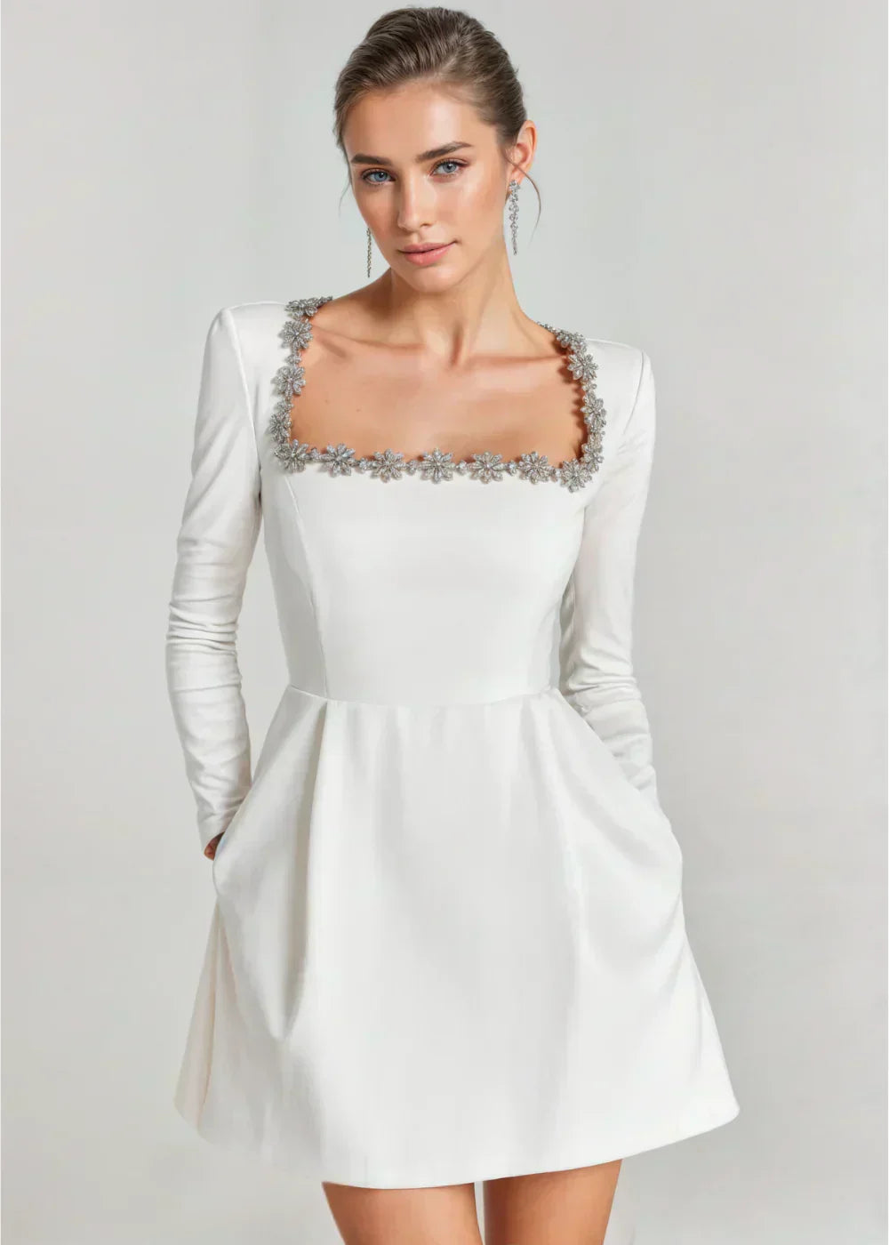 Elegante abito corto donna con scollo quadrato e maniche lunghe, ideale per occasioni speciali.