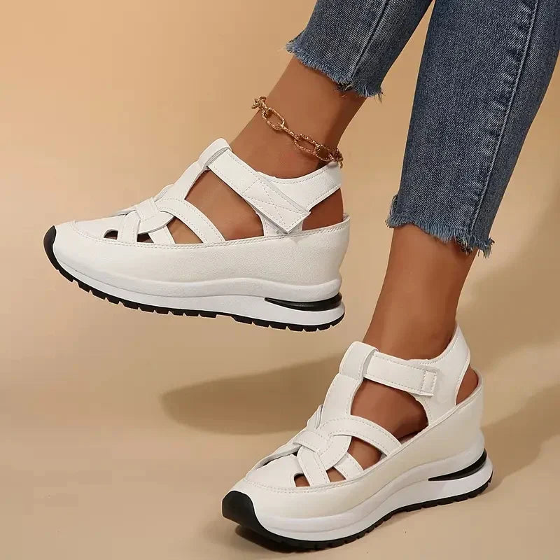 Sandali platform donna, chiusi ed eleganti, in bianco o nero. Calzature estive versatili per moda e comfort.