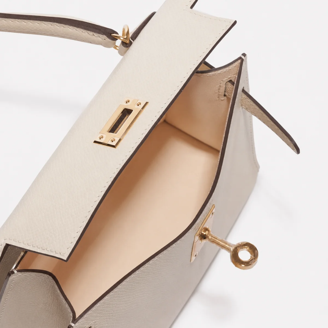 Design iconico: borsa donna Capri Island, strutturata, simbolo di eleganza italiana.