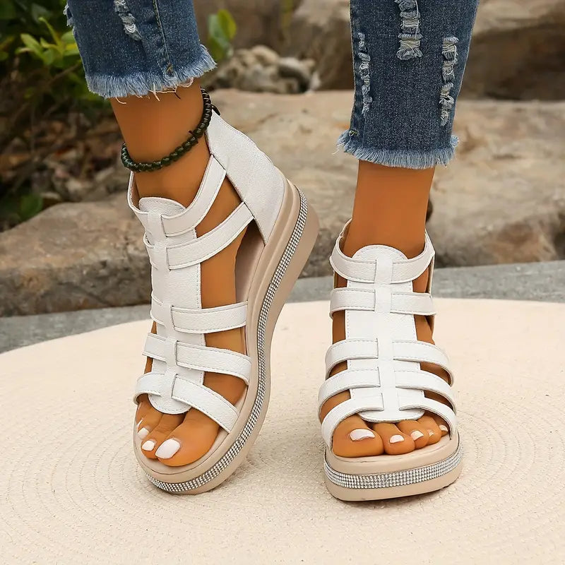 Calzature estive: sandali gladiatore donna beige con fibbie, un must-have elegante per ogni occasione.