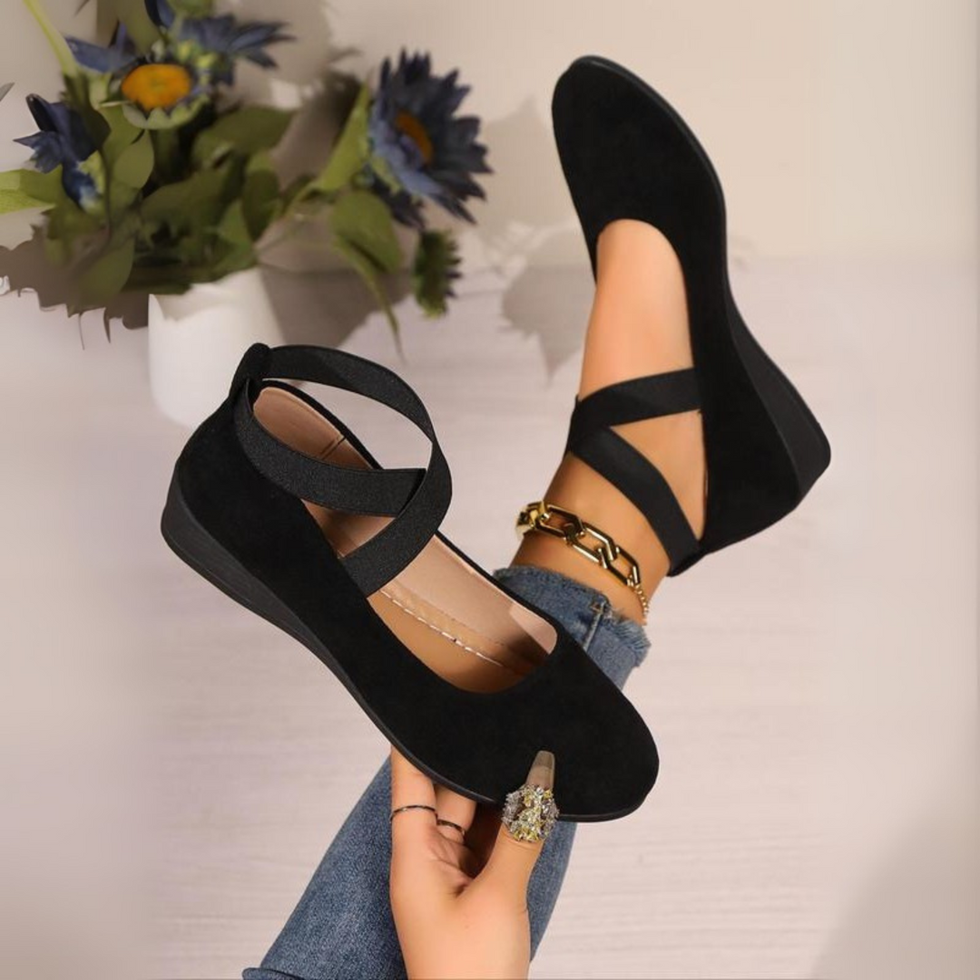 Ballerine donna eleganti con zeppa chiusa, perfette per comfort quotidiano e stile casual. Disponibili in vari colori.