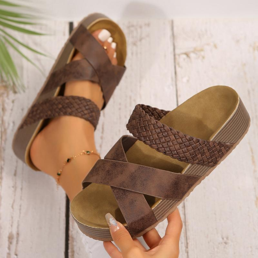 Calzature estive donna: sandali intrecciati comodi, ideali per uno stile casual-chic e di tendenza.