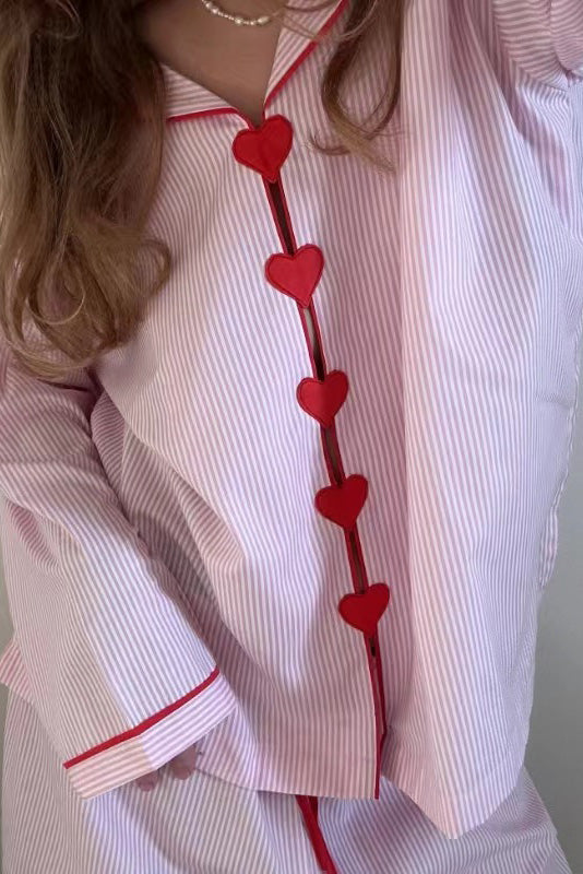 Pigiama donna due pezzi in tessuto morbido e accogliente con fantasia a cuori, ideale per il relax.
