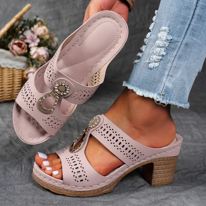 Glamour estivo: sandali mule con brillante gioiello, moda donna.