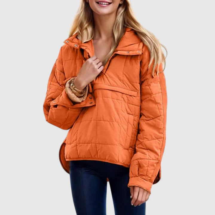 Elegante giacca oversize impermeabile da donna, offre protezione e stile casual per ogni occasione.