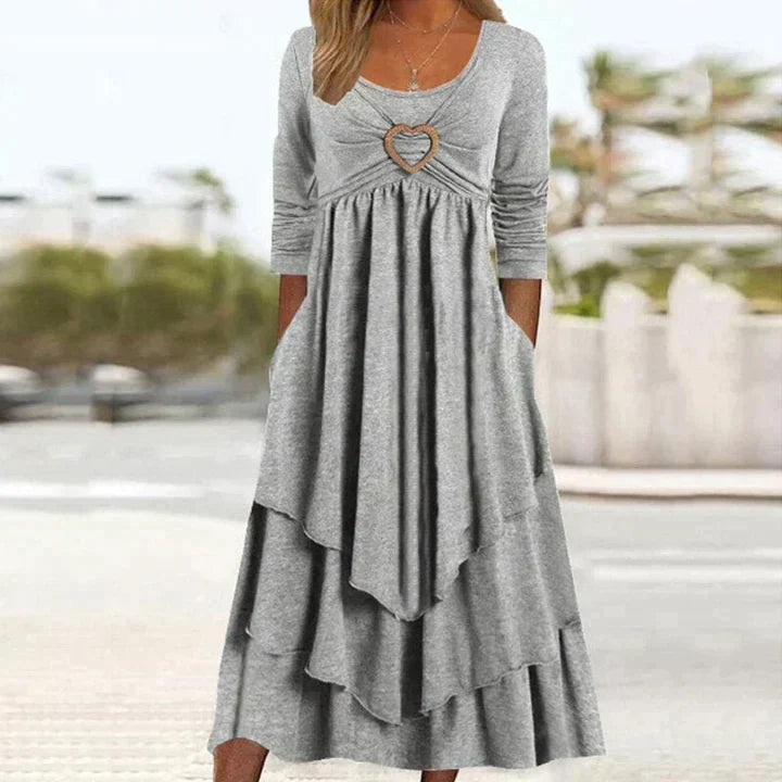 Novalente abito midi da donna, con dettaglio cuore e gonna a balze. Vestito versatile e alla moda.