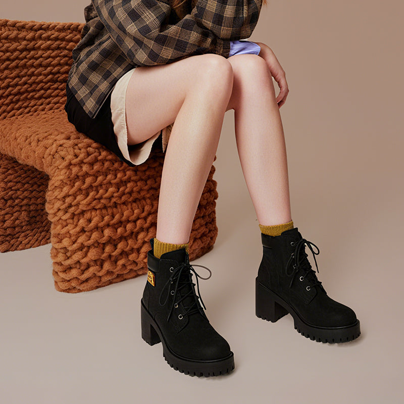 Stivaletti donna stile retro con zeppa e tacco chunky, perfetti per outfit autunnali con comfort.