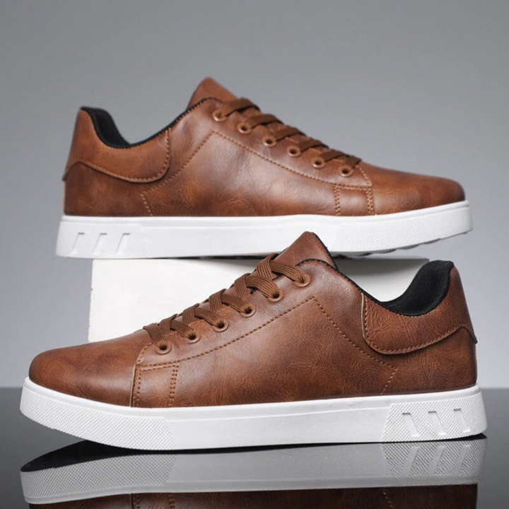 Dettaglio sneakers uomo in pelle, con lacci che uniscono comfort e stile per calzature moda maschile.
