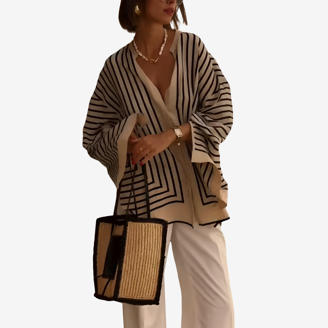 Camicia donna a righe avorio oversize, scollo a V e maniche lunghe. Design moda donna per look casual.