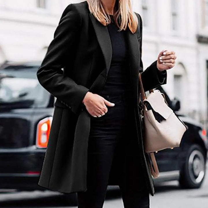 Cappotto invernale lungo da donna, modello sfiancato con revers e tasche, in tessuto elegante bordeaux.