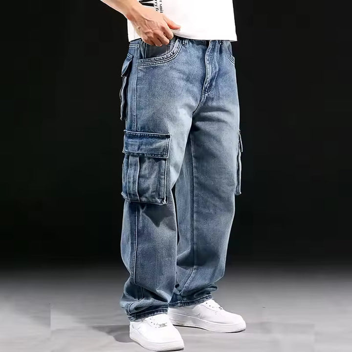 Jeans cargo uomo larghi, stile casual, con tasche utility laterali. Pantaloni denim comodi e versatili per streetwear.
