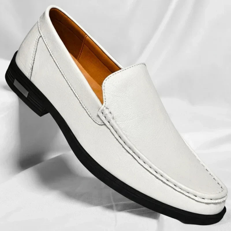 Paio di mocassini uomo in vera pelle nera lucida con cuciture a vista, ideali per abbigliamento formale o smart casual.