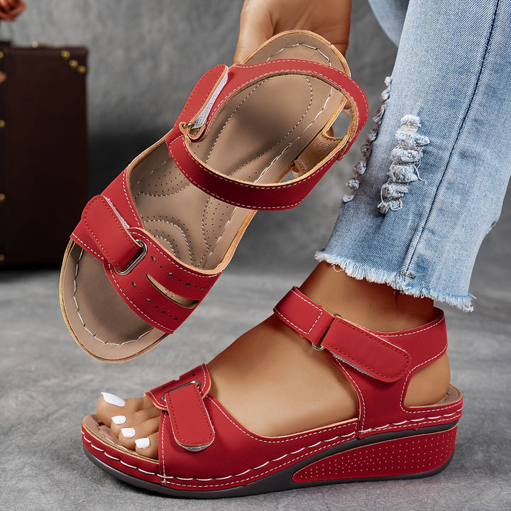 Sandali da donna comodi e flessibili, perfetti per lunghe passeggiate estive.