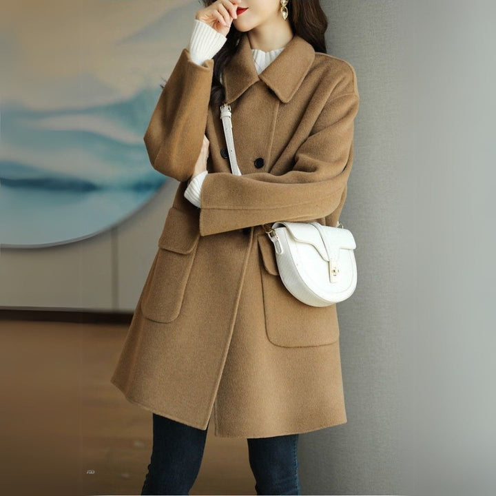 Capospalla invernale: cappotto doppiopetto elegante da donna, ideale per un abbigliamento femminile raffinato.