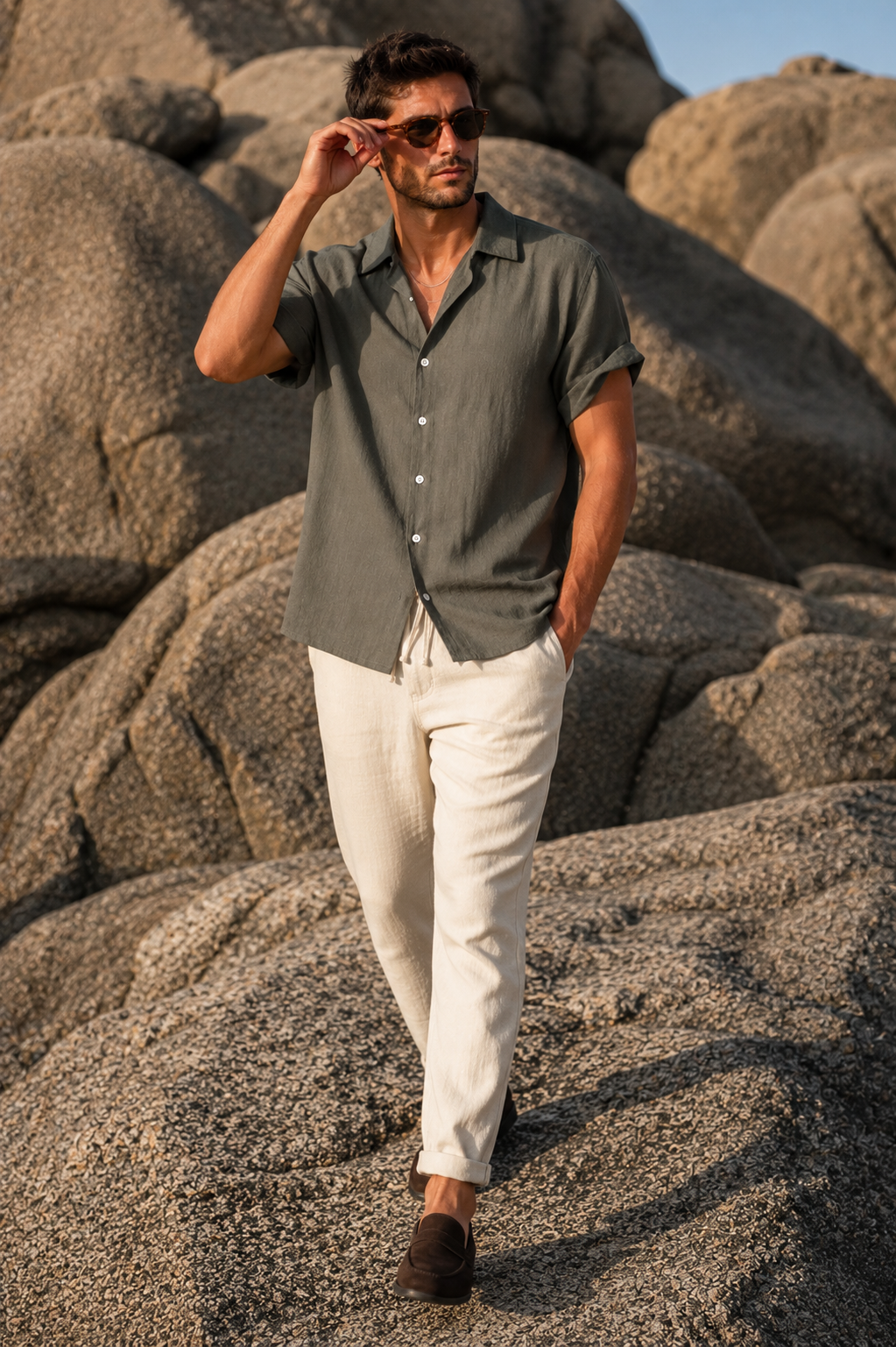 Camicia uomo estiva verde oliva, leggera e traspirante, per un comfort casual-elegante in ogni resort.