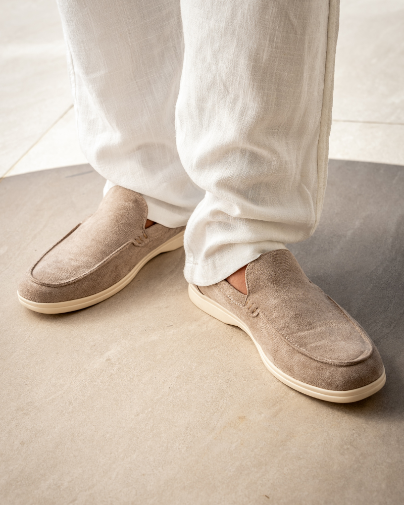 Scarpe eleganti uomo: mocassini neri versatili, ideali per ufficio e tempo libero.