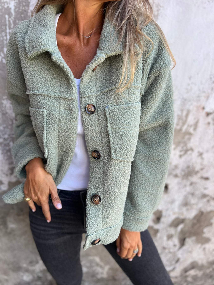 Dettaglio giacca elegante corta da donna con revers, versatile per le mezze stagioni, un capo confortevole e di tendenza.