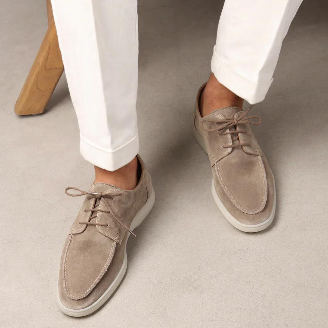 Mocassini uomo beige versatili, ideali come scarpe casual o da ufficio per moda maschile.