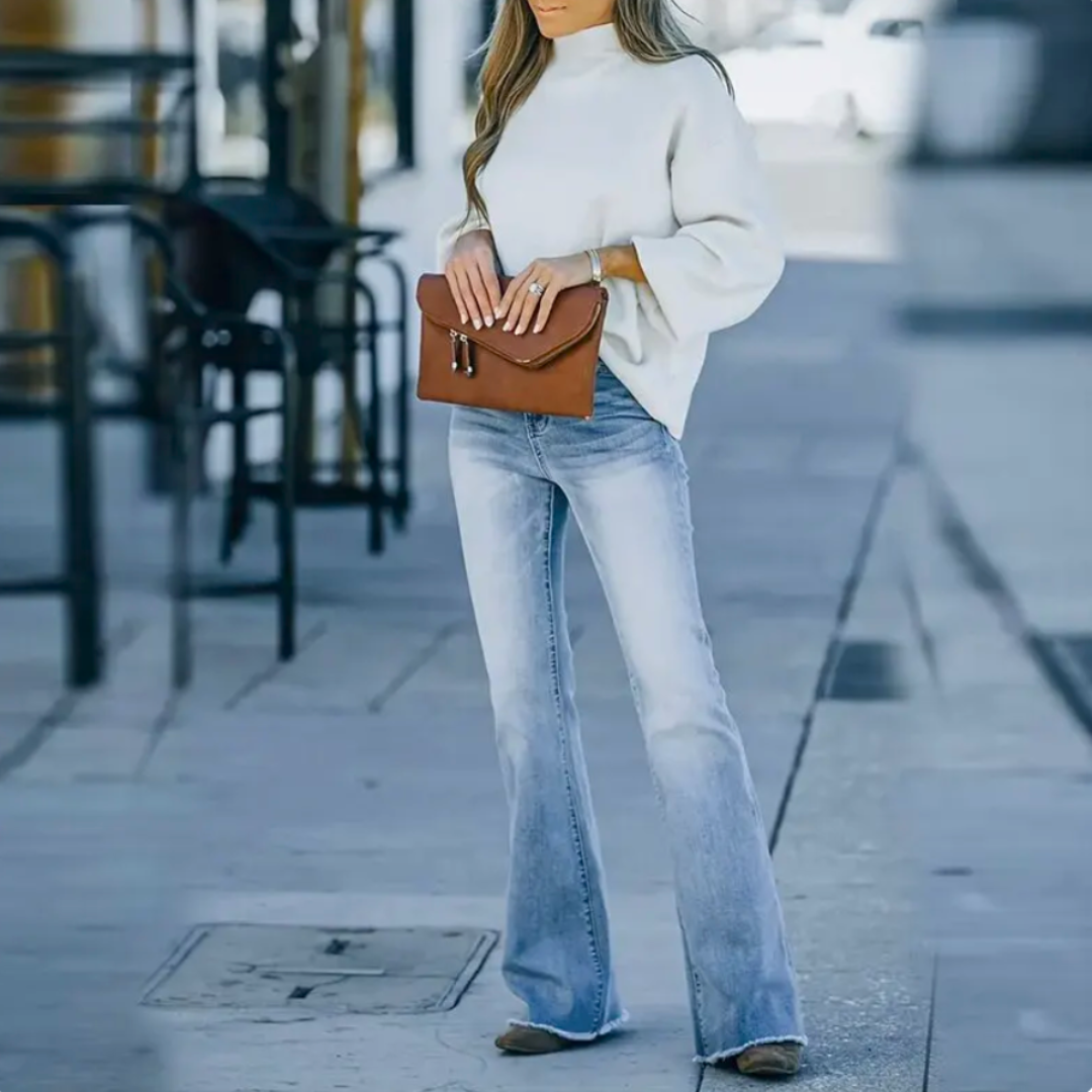 Pantaloni jeans svasati a vita alta da donna, perfetti per outfit versatili e alla moda.