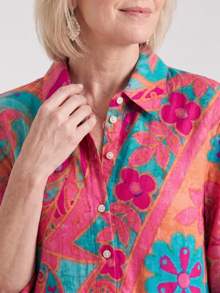 Abito midi donna con stampa vivace, colletto e fila di bottoni. Moda donna, vestito elegante e comodo per ogni giorno.