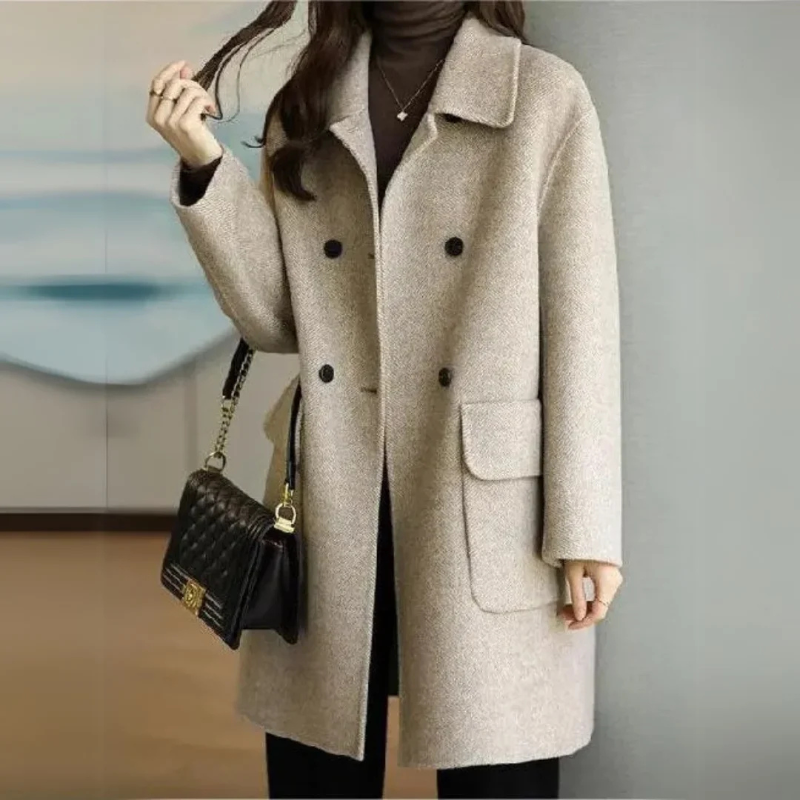 Elegante cappotto doppiopetto da donna, perfetto per moda invernale e stile classico.