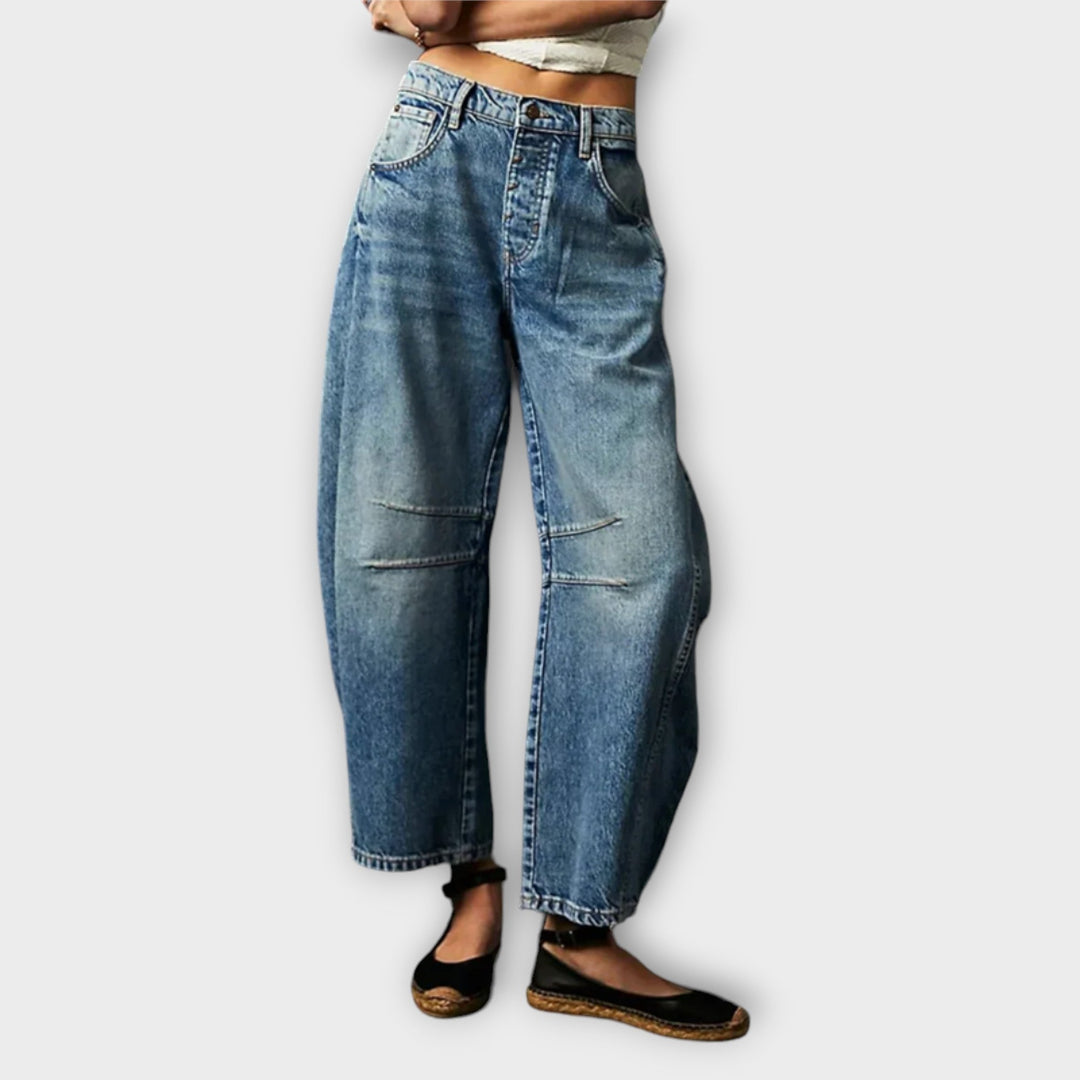 Jeans neri a gamba larga da donna, vita alta. Pantaloni casual eleganti per la moda femminile.