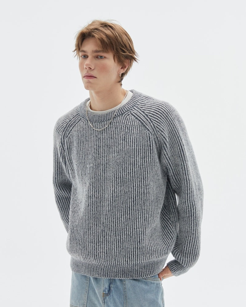 Maglione uomo casual grigio a girocollo, con spalle scese, morbido e dalla vestibilità comoda per la moda maschile.