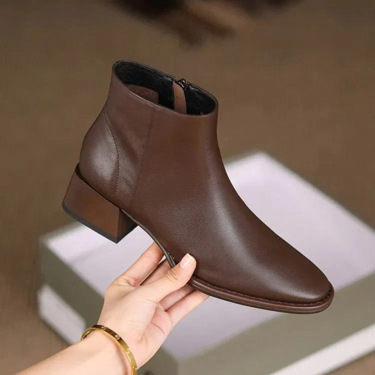 Stivali da donna in pelle, tacco basso robusto. Stivaletti neri comodi, calzature versatili per un look moderno.