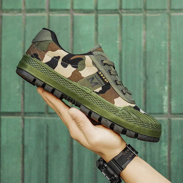 Sneakers donna casual-sportive camouflage, antiscivolo e robuste, per ogni avventura su terreno attivo.
