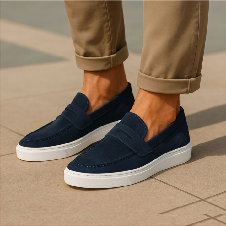 Uomo indossa mocassini rialzati Taormina beige, che offrono eleganza, comfort e 6cm extra di statura con stile.
