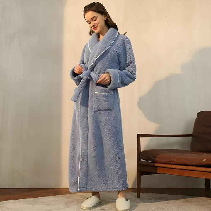 Accappatoio lungo unisex in sherpa, ideale per relax e comfort. Morbido pile caldo per la tua casa.