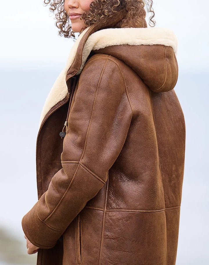 Cappotto invernale lungo da donna con cappuccio, caldo e alla moda. Ideale per l'abbigliamento inverno urbano.
