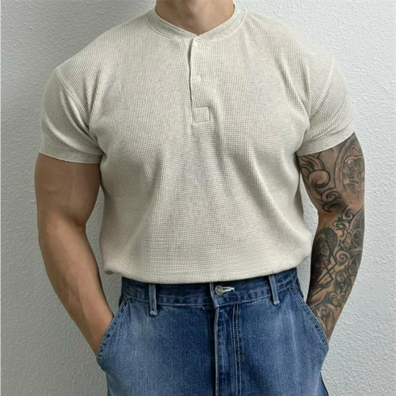 Camicia uomo Henley con collo coreana e taglio sartoriale, ideale per un look estivo casual raffinato.