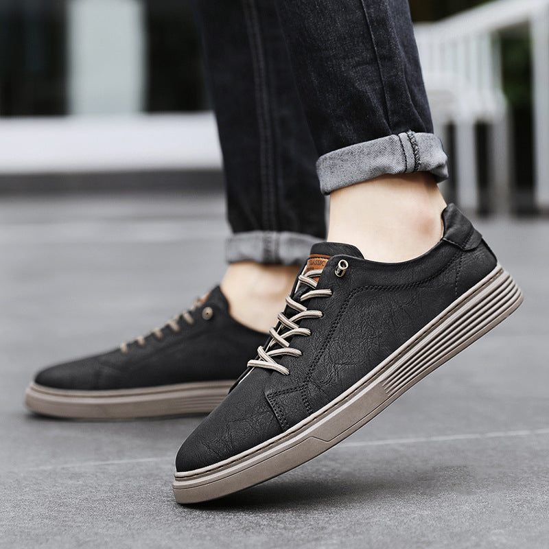 Sneakers uomo dal design pulito e stile essenziale. Calzature versatili per la moda uomo e comfort quotidiano.