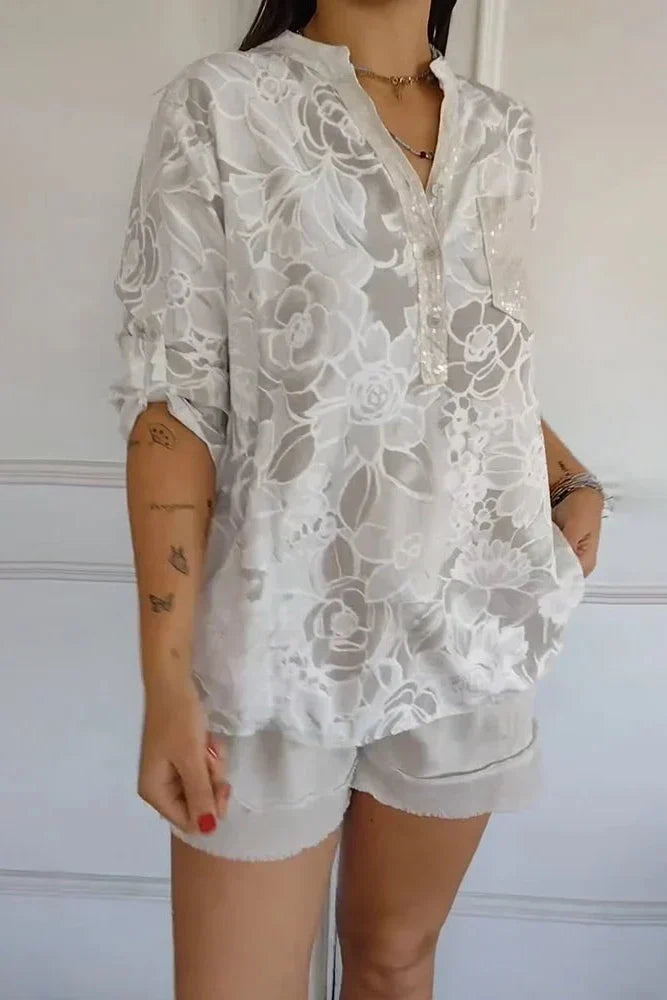 Elegante camicia donna casual, stampa floreale traforata celeste/bianco, con colletto aperto.
