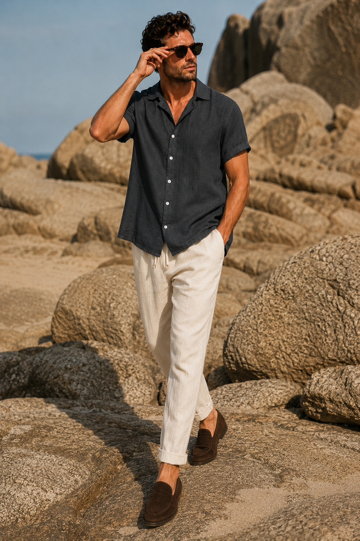 Elegante camicia uomo moderna carbone, maniche corte, perfetta per l'estate, stile casual e raffinato.