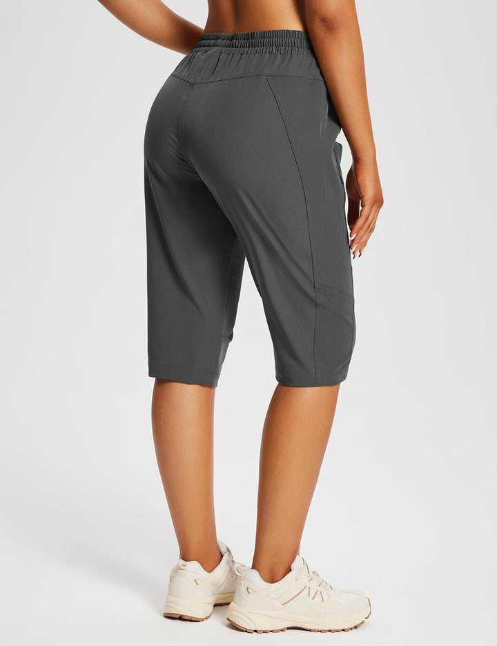 Pantaloncini capri sportivi donna per il viaggio, con tasche discrete e comfort elevato.